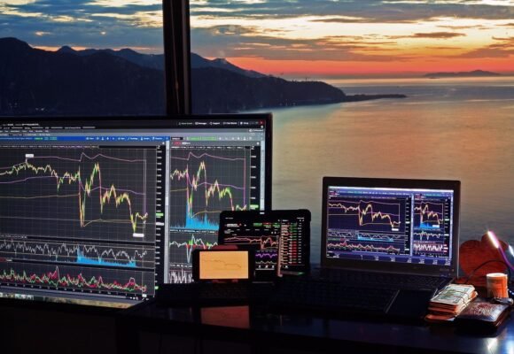 Bitcoin investors yanked $635 million from spot ETFs in a day. Here’s what it means for price